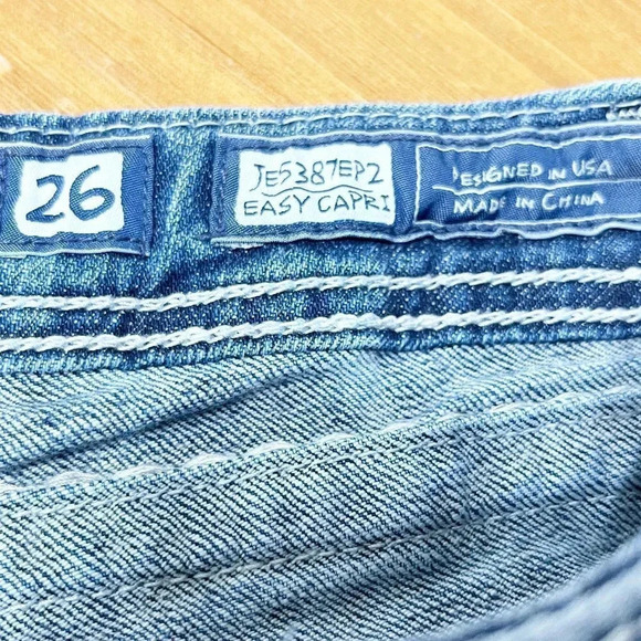 Miss Me Medium Distressed Wash Easy Capri Jeans Women's Waist Size 26 - Picture 10 of 10